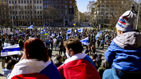 Demonstrace ruských občanů žijících v Česku proti ruské okupaci na Ukrajině (26. března 2022, Praha)