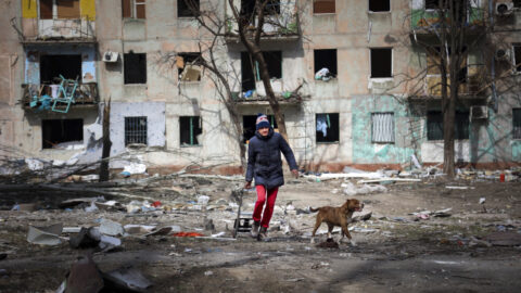 Město Mariupol na okupovaném území Ukrajiny utrpělo ruskými útoky. 