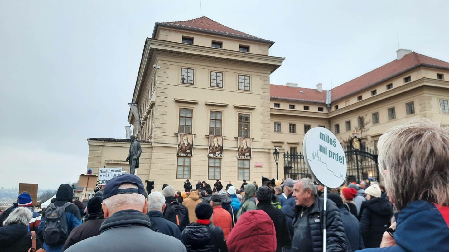 Demonstrace proti krokům prezidenta republiky.