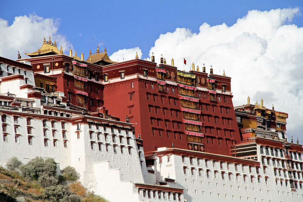 Palác Potala ve Lhase v Tibetu anektovaném komunistickou Čínou