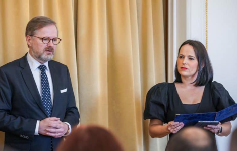 Premiér Petr Fiala (ODS) a vedoucí Úřadu vlády ČR Janou Kotalíkovou během udělování medailí Karla Kramáře