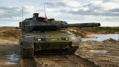 Tank Leopard 2A7 v barvách dánské armády.