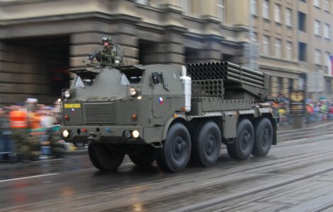 Raketomet RM-70 české armády na přehlídce v Praze v roce 2008.