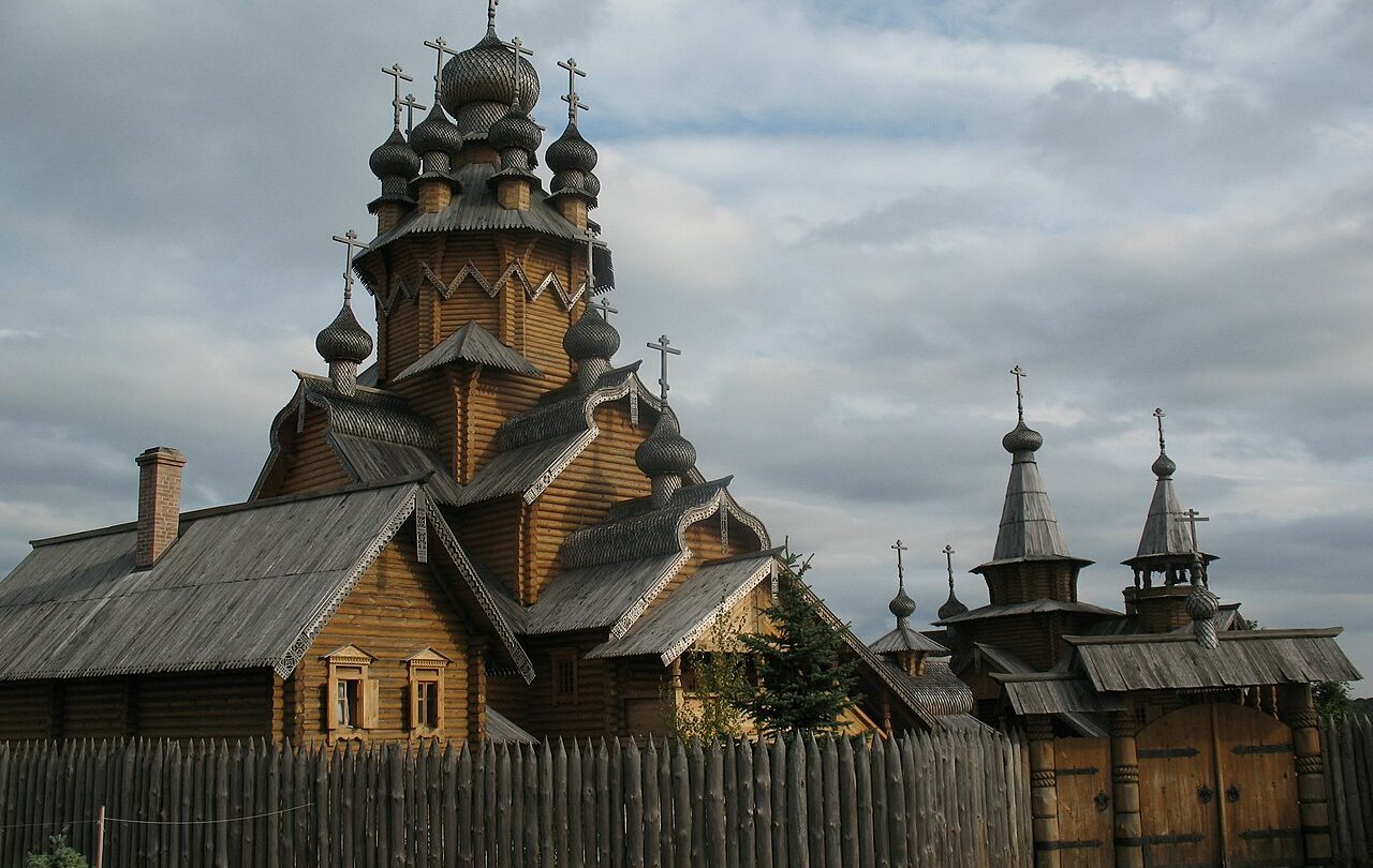 Dřevěný kostel Všech svatých byl dnes silně poškozen.