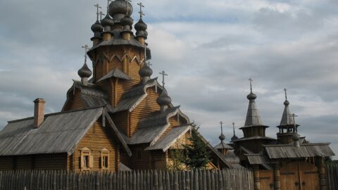 Dřevěný kostel Všech svatých byl dnes silně poškozen.