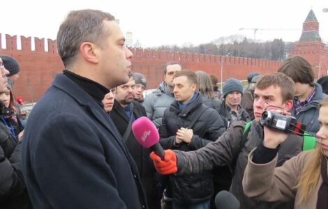 Vladimir Milov poskytuje rozhovor novinářům na místě vraždy Borise Němcova. Moskva, 28. února 2015.