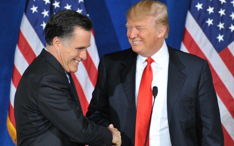 Mitt Romney (vlevo) a Donald Trump v roce 2012, kdy Romney kandidoval za Republikánskou stranu proti demokratovi Baracku Obamovi.