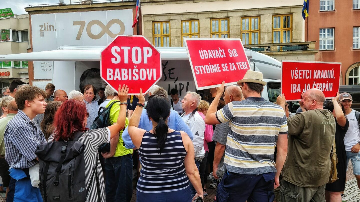 Kritici Andreje Babiše při jeho zastavení ve Zlíně