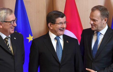 Hrdina dne, nebo vyděrač? Turecký premiér Ahmet Davutoglu (uprostřed) na summitu v Bruselu s předsedou Evropské komise Jeanem-Claudem Junckerem (vlevo) a předsedou Evropské rady Donaldem Tuskem (vpravo).