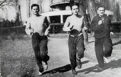 Bratři Mašínové, vlevo Ctirad, vpravo Josef, a Milan Paumer krátce před útěkem za hranice