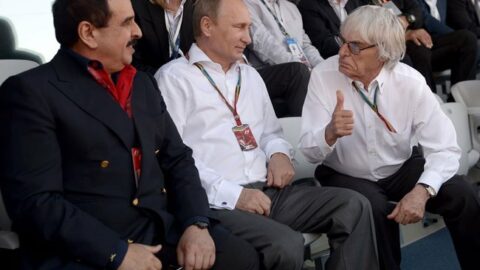 Král Bahrajnu Hamad bin Isa Al Khalifa, ruský prezident Vladimir Putin a bývalý šéf F1 Bernie Ecclestone na závodě v Soči v roce 2014
