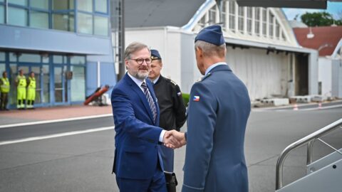 Fiala před odletem do Lugana na konferenci o obnově Ukrajiny.