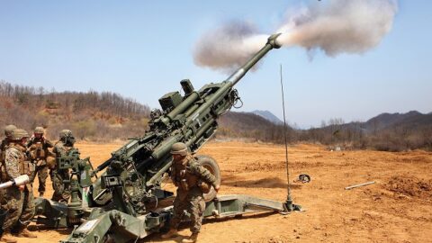 Americká houfnice M777A2 během střelby