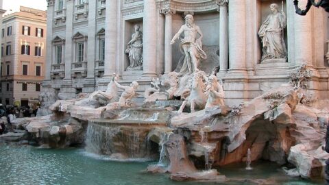 Pozdně barokní Fontana di Trevi v Římě 