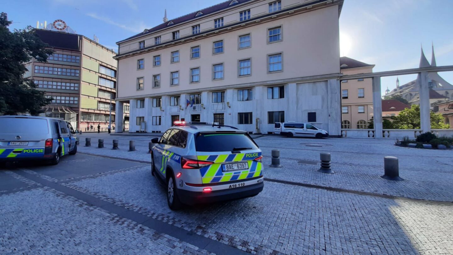 Budova ministerstva zdravotnictví, kde zasahují policisté kvůli nahlášené bombě