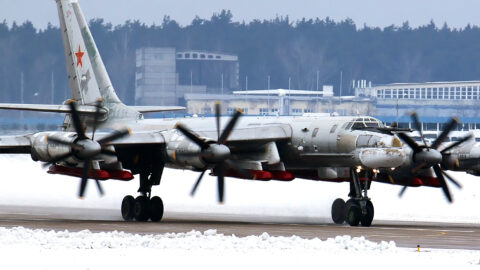 Tu-95M s podvěšenými střelami Ch-101