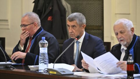 Andrej Babiš (ANO) u soudu s advokáty Brunou (na fotografii vpravo) a Bartončíkem