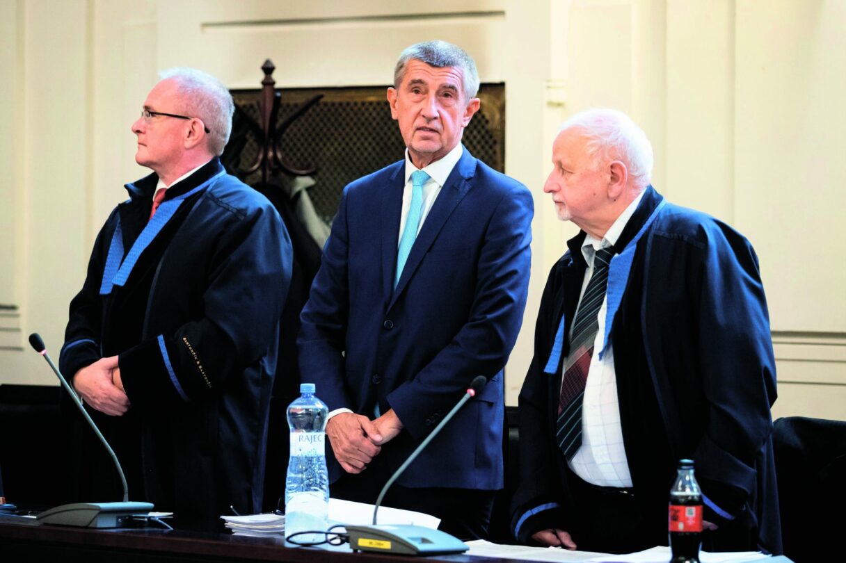Bývalý premiér Andrej Babiš (ANO) se svými advokáty u soudu ke kauze Čapí hnízdo v lednu loňského roku.