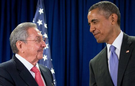 Kubánský diktátor Raúl Castro (vlevo) a tehdejší americký prezident Barack Obama (ilustrační foto)