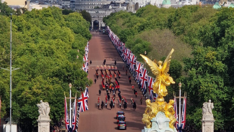 Smuteční průvod doprovodil pozůstatky britské královny Alžběty II. 