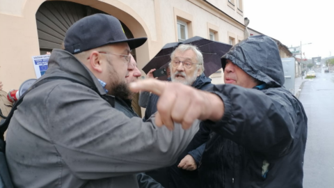 Komunisté v Čelákovicích (uprostřed a vpravo) vyvolávali potyčky, které musela řešit policie.