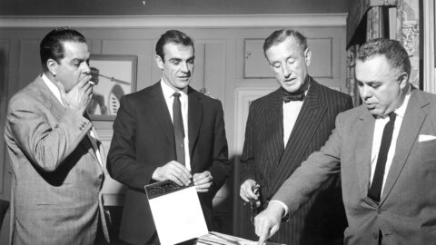 Příprava natáčení první bondovky Dr. No (1962). Zleva: producent Albert R. Broccoli, Sean Connery, Ian Fleming a producent Harry Saltzman. Foto: Ianfleming.com