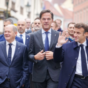 Německý kancléř Olaf Scholz, Mark Rutte a francouzský prezident Emmanuel Macron