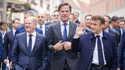 Německý kancléř Olaf Scholz, Mark Rutte a francouzský prezident Emmanuel Macron