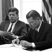 Americký prezident Kennedy a ministr obrany McNamara během karibské krize (1962)