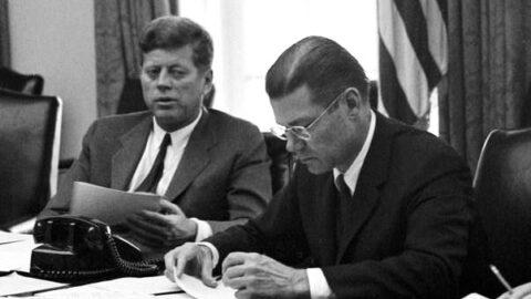 Americký prezident Kennedy a ministr obrany McNamara během karibské krize (1962)