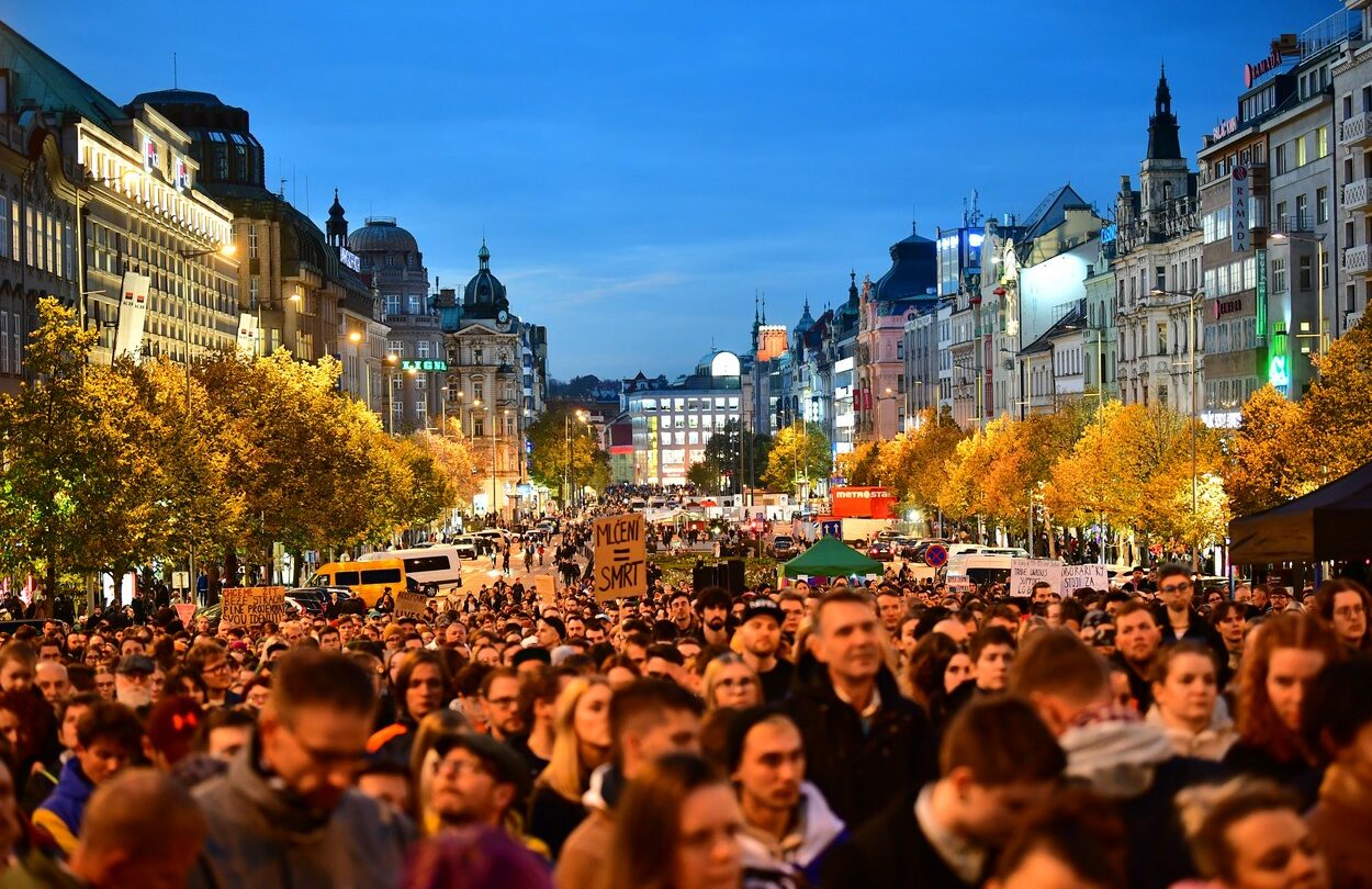 Demonstrace Společně proti nenávisti k uctění památky obětí homofobního útoku v Bratislavě