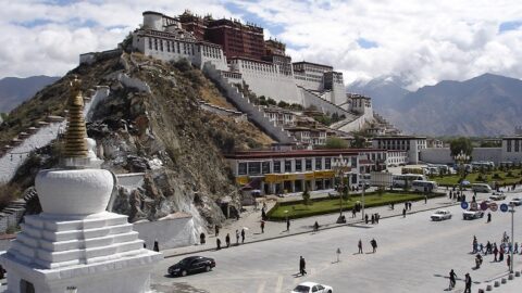 Pohled z úpatí Čagpori na palác Potála v tibetské Lhase