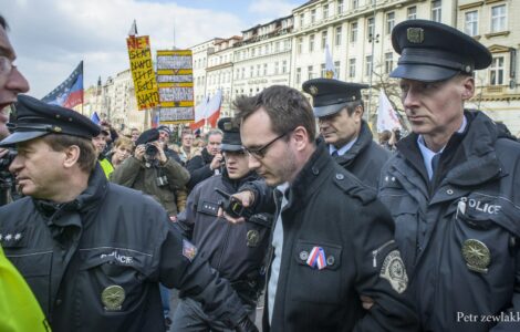 Bartoše odvádí police přímo z pódia