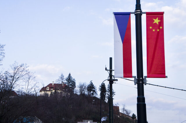 Výzdoba Chotkovy ulice v Praze před návštěvou čínského prezidenta Si Ťin-pchinga v ČR.