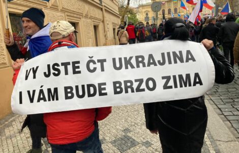 Proruští demonstranti míří k České televizi