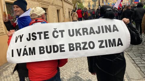 Proruští demonstranti míří k České televizi