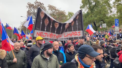 Proruští demonstranti míří k České televizi