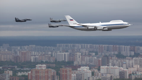 Iljušin Il-80 v doprovodu stíhačů nad Moskvou při přehlídce v roce 2010 