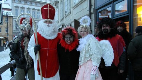 Tradice Mikuláše, který připomíná školního inspektora s doprovodem, se zdá poněkud vyčerpaná