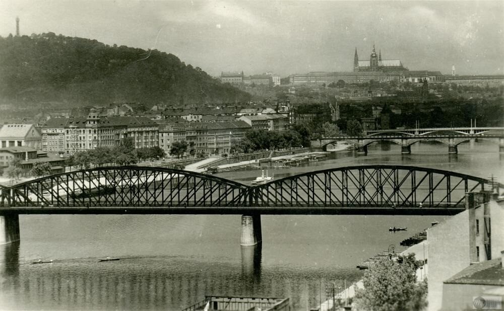 Most neodmyslitelně formuje pražské panorama. Snímek z roku 1935