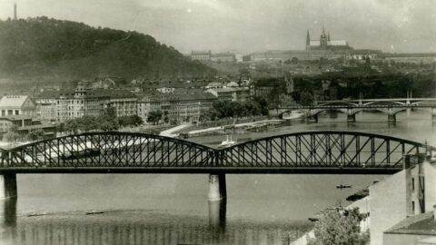 Most neodmyslitelně formuje pražské panorama. Snímek z roku 1935