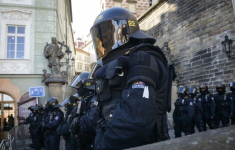 Policejní těžkooděnci přehradili v úterý 30. března cestu účastníkům ohlášené a povolené demonstrace proti porušování lidských práv v Číně.