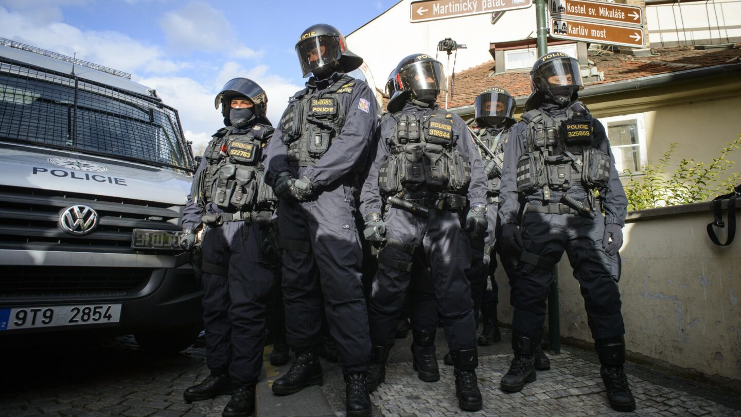 Policejní těžkooděnci přehradili v úterý 30. března cestu účastníkům ohlášené a povolené demonstrace proti porušování lidských práv v Číně.