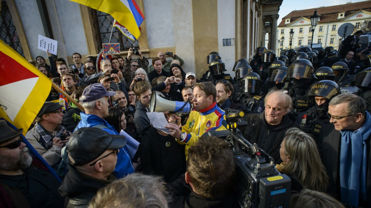 Druhou protestní skupinu organizoval Martin Bursík, bývalý předseda Strany Zelených. Na místě byl i hudebník Michael Kocáb.