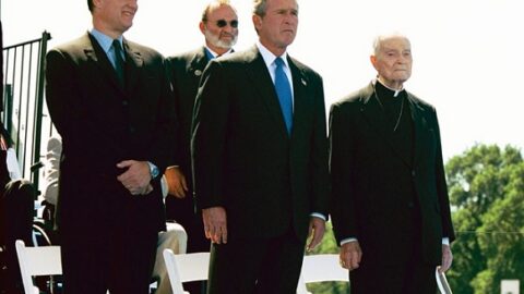 Herec Tom Hanks, prezident George W. Bush a arcibiskup Philip M. Hannan při ceremoniálu na paměť skončení druhé světové války (Washington, 29. 5. 2004)