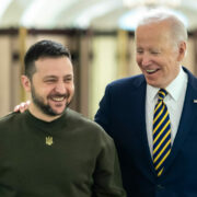 Ukrajinský prezident Volodymyr Zelenskyj s prezidentem USA Joem Bidenem.