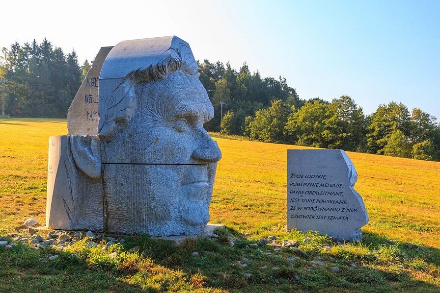 Hlava XXII – pomník Jaroslava Haška u Lipnice nad Sázavou.