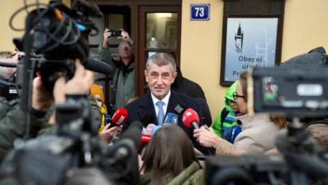 Expremiér Babiš volil v Průhonicích