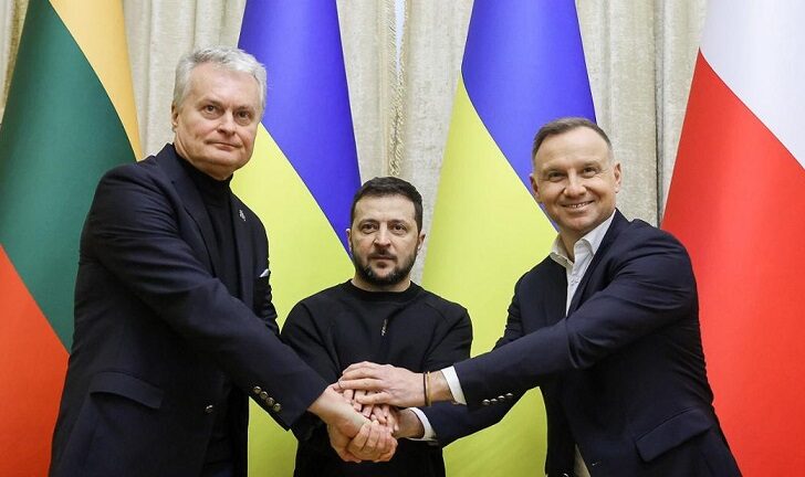 Litevský prezident Gitanas Nausėda, ukrajinský prezident Volodymyr Zelenskyj a polský prezident Andrzej Duda při setkání tzv. Lublinského trojúhelníku ve Lvově (11. 1. 2023)