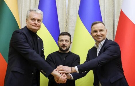 Litevský prezident Gitanas Nausėda, ukrajinský prezident Volodymyr Zelenskyj a polský prezident Andrzej Duda při setkání tzv. Lublinského trojúhelníku ve Lvově (11. 1. 2023)